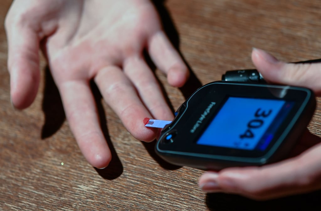 Blutzuckermessung an einem Finger: Hunderte sterben jährlich in Sachsen-Anhalt an Diabetes.