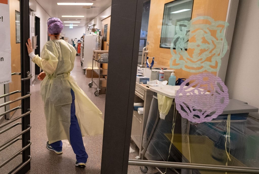 Die Corona-Impfpflicht für Personal in Kliniken und Pflegeheimen soll voraussichtlich Ende des Jahres auslaufen.