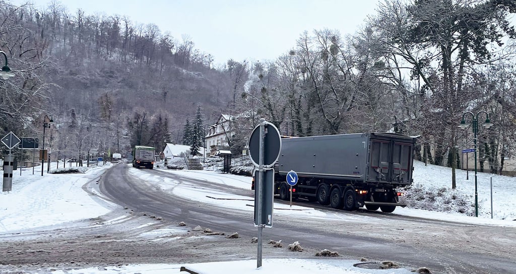 Am Kirchberg in Bad Kösen sorgte Straßenglätte dafür, dass Lastwagen zum Stehen kommen. Auch anderenorts gab es Behinderungen.