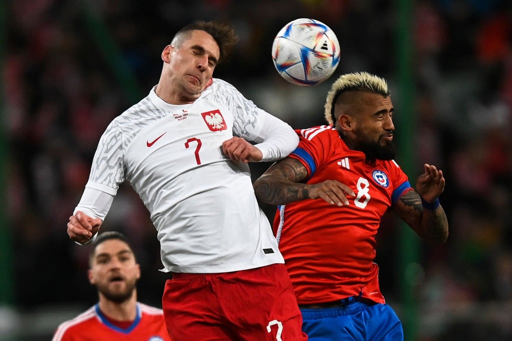 Der Pole Arkadiusz Milik (l) und der Chilene Arturo Vidal in Aktion.