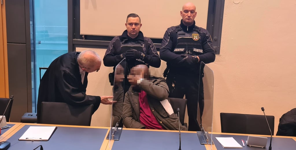 Ojong Louis A.wurde nach einer tödlichen Messerstecherei in Magdeburg zu mehrere Jahre Haft verurteilt. Hier bespricht er sich mit seinem Strafverteidiger Dieter J. Schulze.
