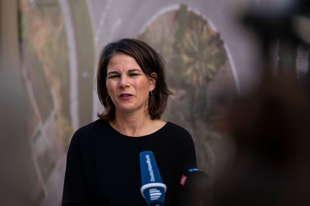 Deutschlands Außenministerin spricht nach der Abschlusszeremonie vom UN-Klimagipfel COP27 bei einer Pressekonferenz.