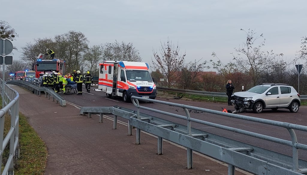 Rettungswagen sowie Fahrzeuge der Feuerwehr und der Polizei an der Unfallstelle