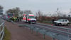 Rettungswagen sowie Fahrzeuge der Feuerwehr und der Polizei an der Unfallstelle