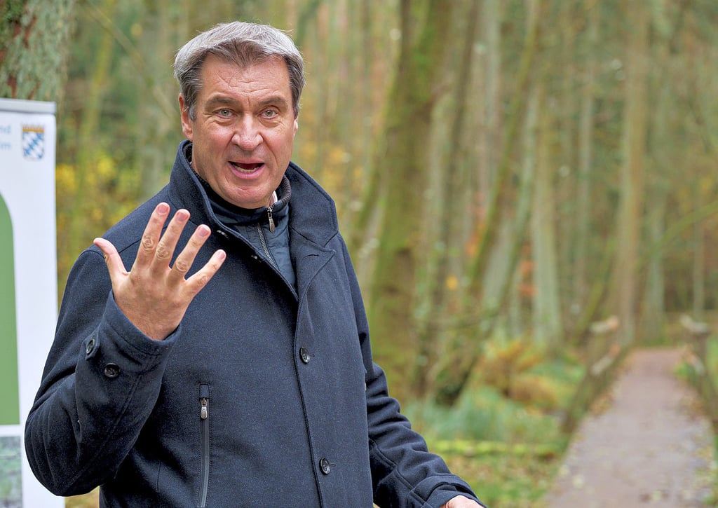 Bayerns Ministerpräsident Markus Söder (CSU) – hier beim Besuch eines neuen Waldgebiets im Reichswald – lehnt zu großzügige Regelungen beim geplanten Bürgergeld ab.