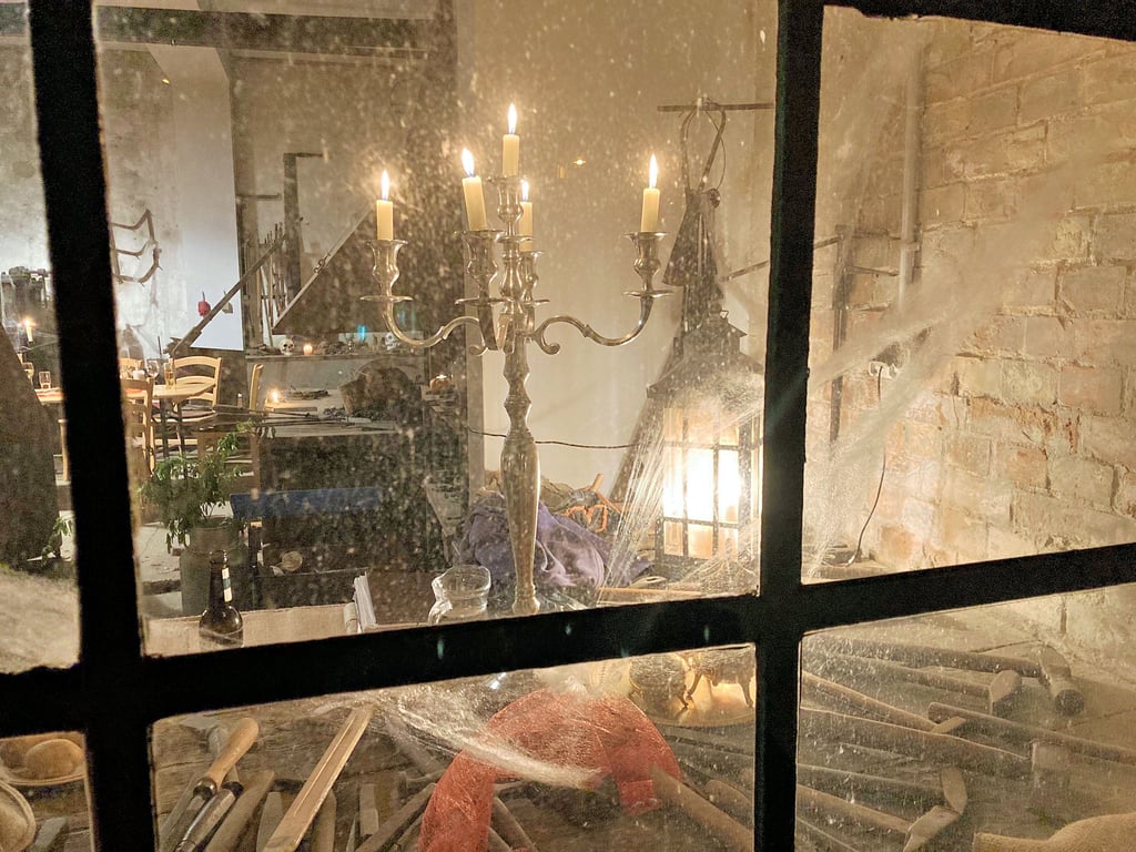 Kerzen erhellten die Schauschmiede und sorgten für eine besondere Atmosphäre.