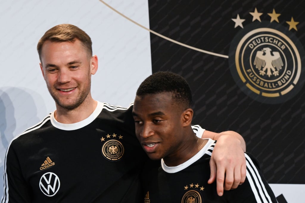 Manuel Neuer (l) und Youssoufa Moukoko bei der Pressekonferenz in Katar.