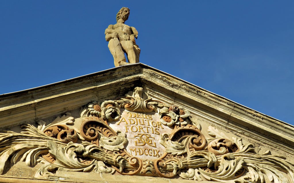 Eine barocke, aus Sandstein gefertigte Herkules-Figur krönt das ehemalige Theater der Freundschaft, die frühere Centralhalle in der Rahnestraße 11. Er steht immer noch – nach Aussagen der Stadt Zeitz – auf sicheren Füßen und droht nicht herabzustürzen.