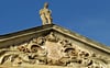 Eine barocke, aus Sandstein gefertigte Herkules-Figur krönt das ehemalige Theater der Freundschaft, die frühere  Centralhalle in der Rahnestraße 11. Er steht immer noch – nach Aussagen der Stadt Zeitz – auf sicheren Füßen und droht nicht herabzustürzen. 