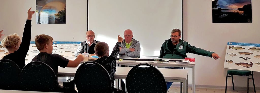 Der Sportfischerverein Unseburg hat es in diesem Jahr insgesamt 116 Kindern, Jugendlichen und Erwachsenen im Alter von 8 bis 75 Jahren ermöglicht, die Fischereischeinprüfung abzulegen. Die Kleinen waren eifrig dabei. Zur Prüfungsgruppe gehörten Ulrich Wittneven, Ekard Reinhardt und Daniel Habedank.