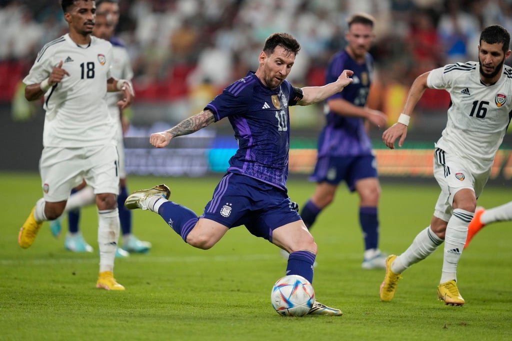 Lionel Messi (M) erzielt den Treffer zum 4:0 im Spiel gegen die Vereinigten Arabischen Emirate.