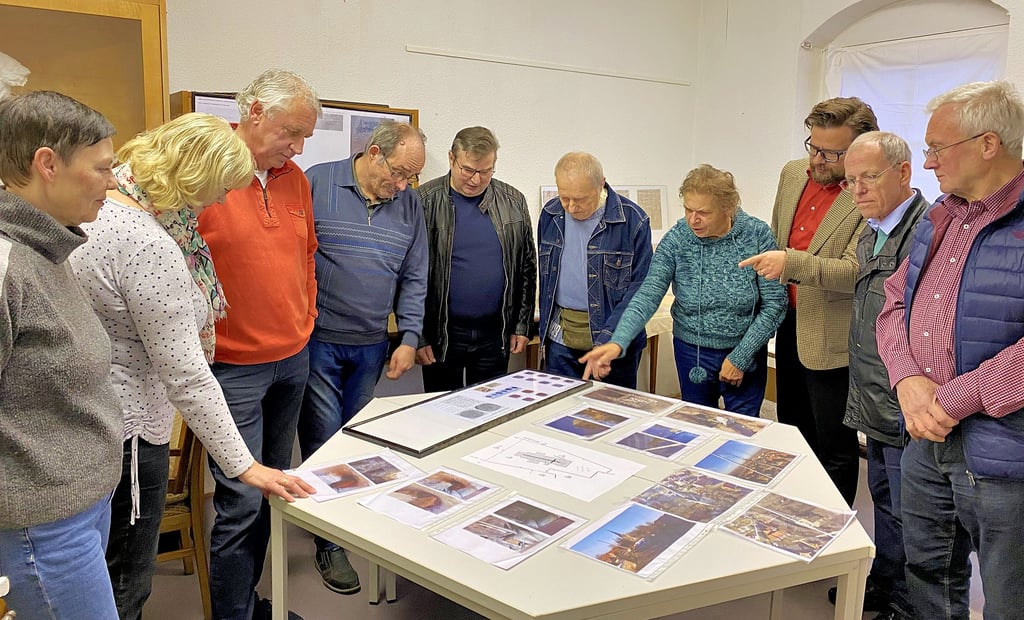 Kerstin Salomon, Inge Schütt, Bernd Blum, Uwe Krebs, Wilhelm Klopp, Heiner Stolze, Kerstin Salomon, Maik Berger, Volker Bürger und Hans-Otto Krüger (von links) trafen sich im Dedelebener Heimatmuseum.