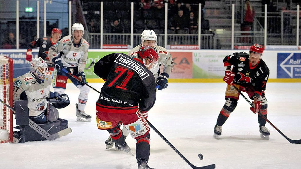 Matias Varttinen (v.) traf gegen Hannover im Powerplay zum 2:0.