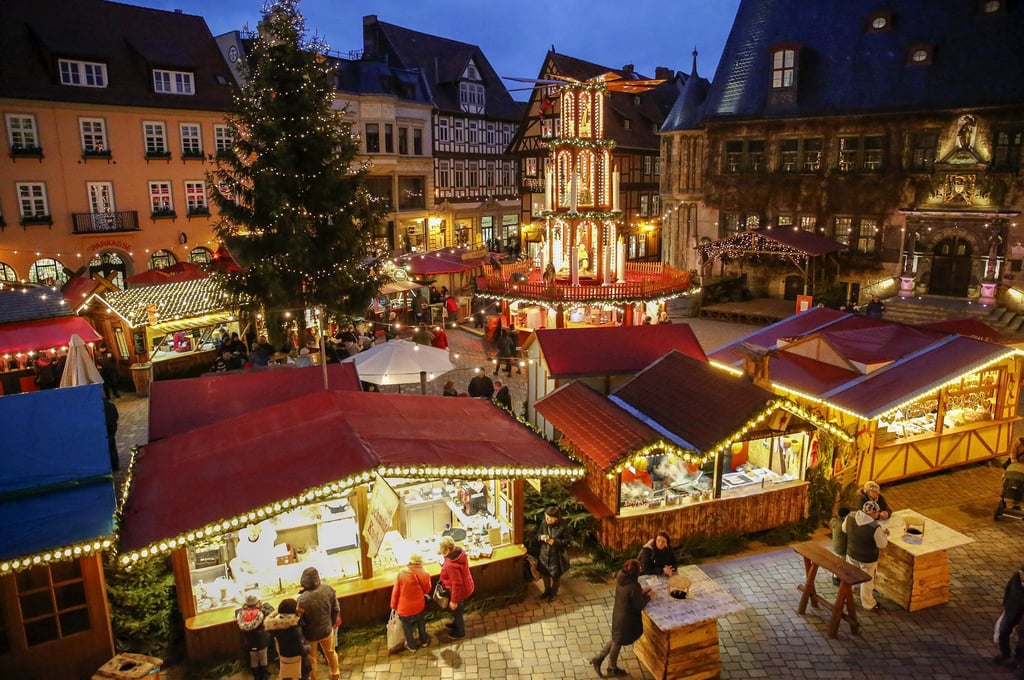 Eine große Tanne erleuchtet wie letztes Jahr den mit Buden und Ständen bedeckten Marktplatz in Quedlinburg.