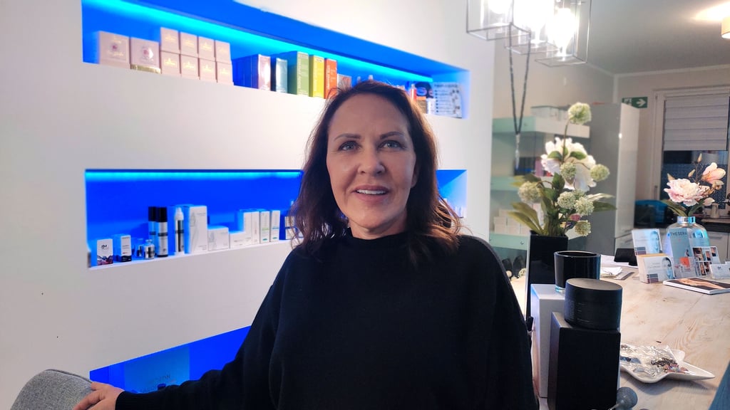 Sie hat Obdachlosigkeit und Drogensucht erlebt und in hinter sich gelassen: Birgit Möller in ihrem Schönheitssalon in Stendal