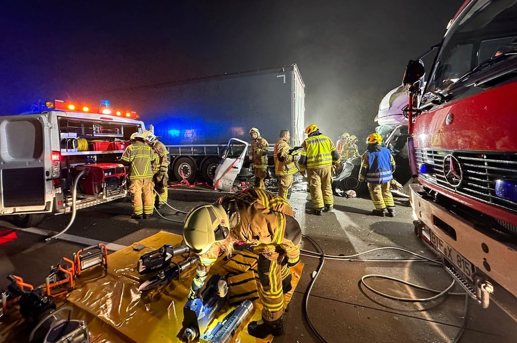 Mehrere Schwerverletzte gab es auf der A 9 bei einem Unfall.