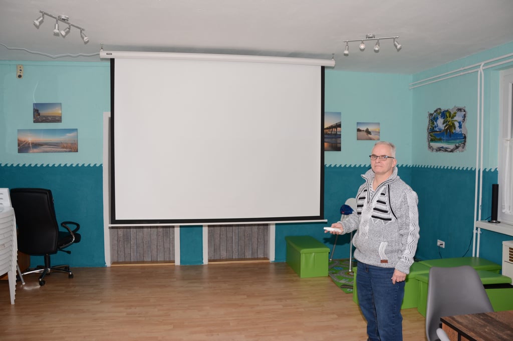 Am Dienstag war Probelauf für die Leinwand in der Waldbadgaststätte Seehausen. Ab Mittwoch lädt Wirt Chris Roemer im Rahmen der Fußball-WM zum Public Viewing im Schillerhain ein.