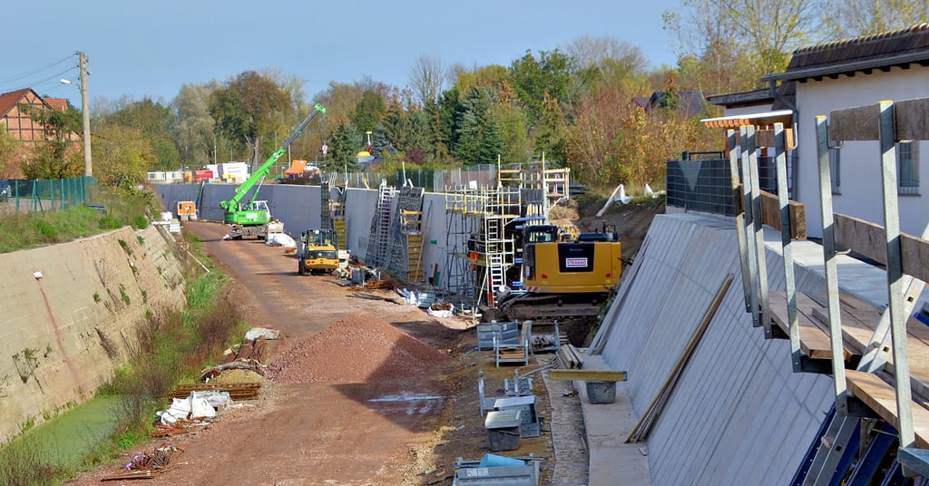 Die Hochwasserschutzwände rechts von der Turbine sind nahezu fertig gebaut. Noch im November soll der letzte Beton gegossen werden.