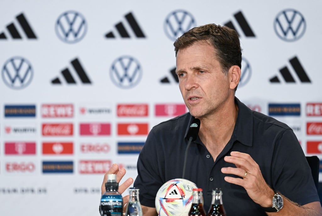 Oliver Bierhoff bei der Pressekonferenz in Katar.