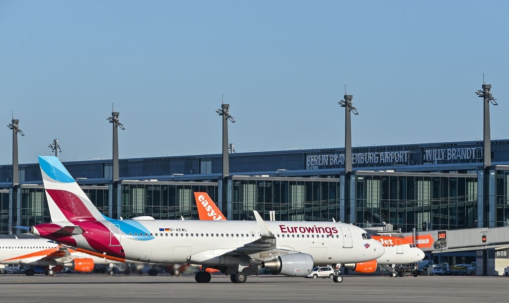 Ein Passagierflugzeug der Fluggesellschaft Eurowings rollt zum Terminal 1.