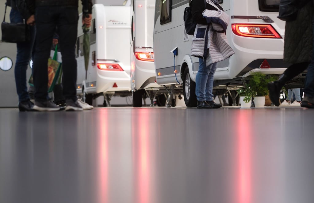 Wohnmobile stehen auf der Messe „Touristik & Caravaning“.