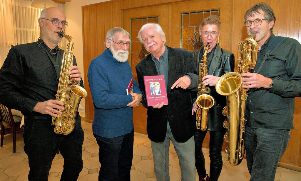Zufrieden präsentiert Lothar Günther (Mitte) sein neues Buch, gerahmt von Grafiker Gerhard Kitzig sowie den Musikern Andreas Pohl (l.), Deike Gottwald und Thomas Möbius (r.)