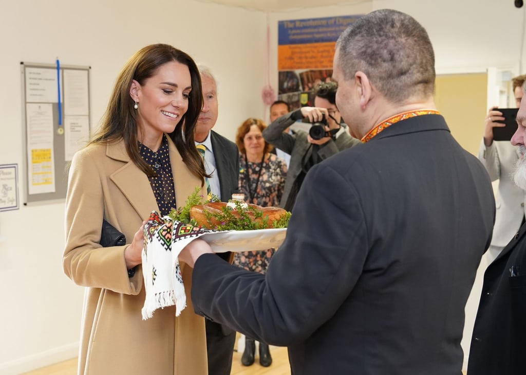 Kate (l), Prinzessin von Wales, besucht ein ukrainisches Gemeinschaftszentrum in Reading.