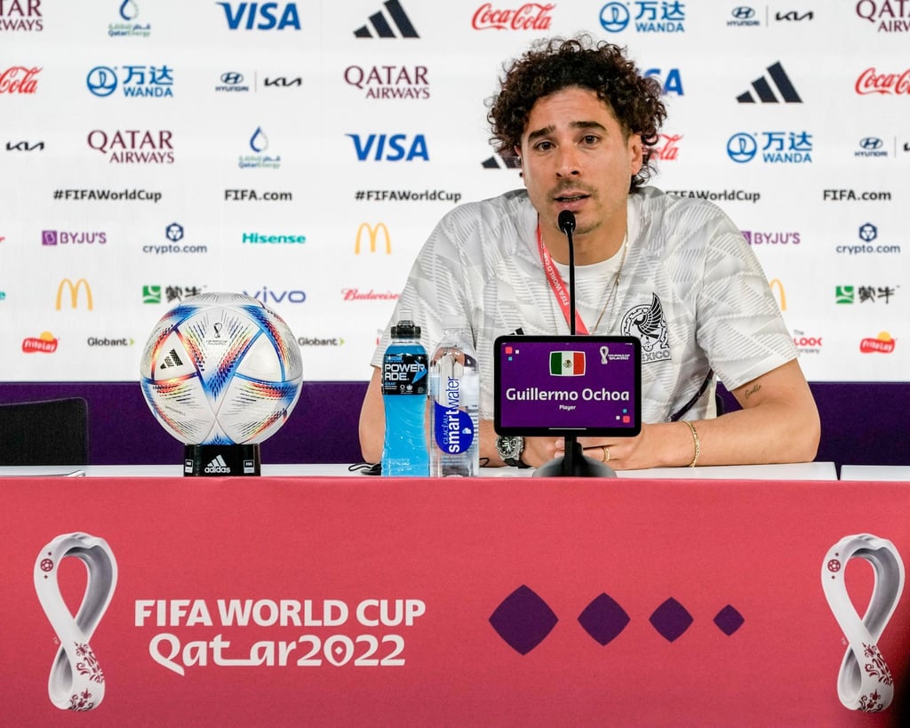 Mexikos Torhüter Guillermo Ochoa spricht auf eienr Pressekonferenz zu Medienvertretern.