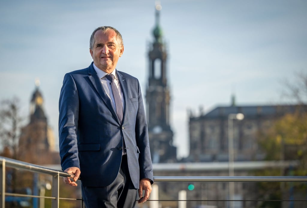 Thomas Schmidt (CDU), Minister für Strukturentwicklung in Sachsen, steht vor der Dresdener Altstadt.