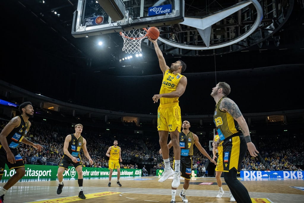 Johannes Thiemann (M) von ALBA Berlin steigt zu Korb hoch.
