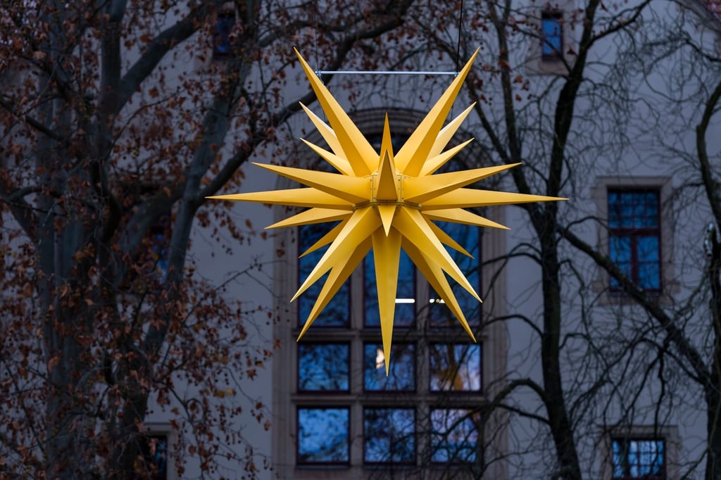 Ein sognannter Großer Herrnhuter Stern hängt im Innenhof vom Dresdner Kreuzgymnasium.