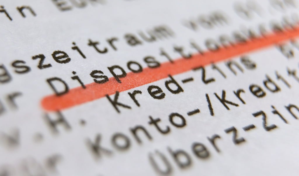 Wer gerade nicht genug Geld auf dem Konto hat, kann den Dispokredit in Anspruch nehmen. Doch die Zinsen dafür sind zuletzt gestiegen.