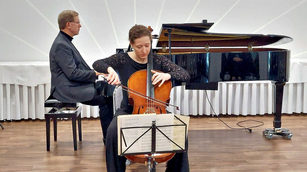 Die junge ungarische Cellistin Ildikó Szabó und Frank-Immo Zichner am Flügel bestritten das letzte Meisterkonzert in Lubast.