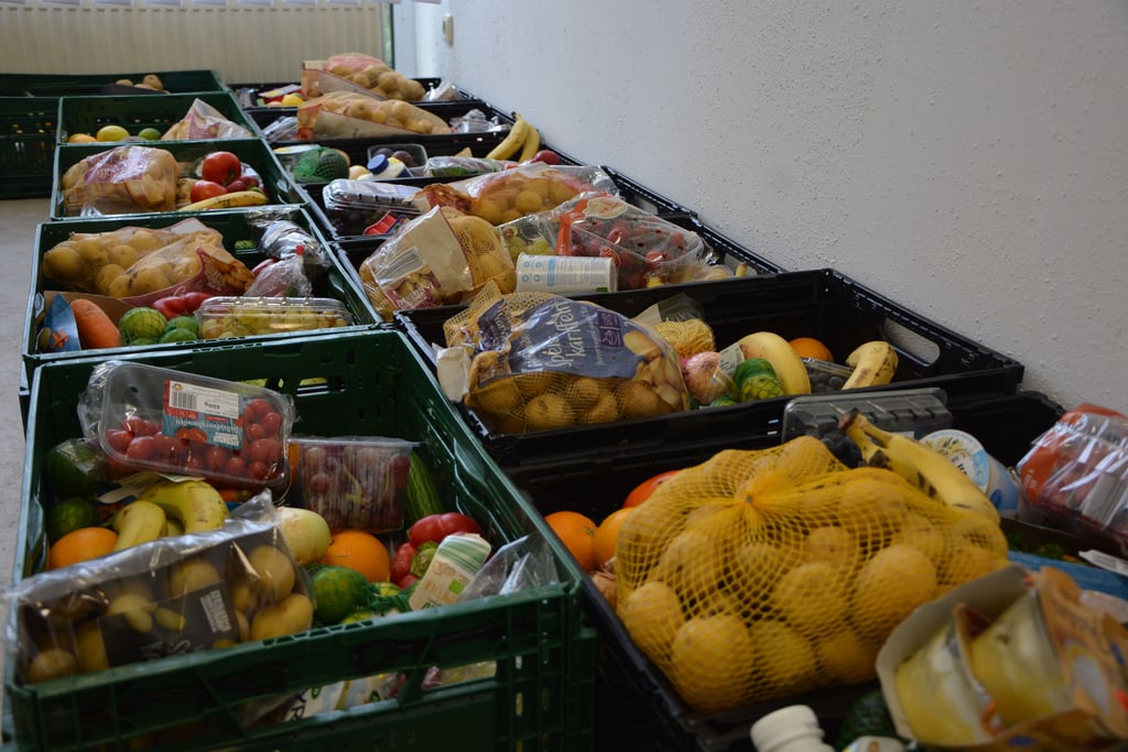 Rationen für Familien ab vier Personen. Seit der Corona-Pandemie sortiert die Osterburger Tafel die Kisten und Beutel schon vor der Ausgabe zusammen.