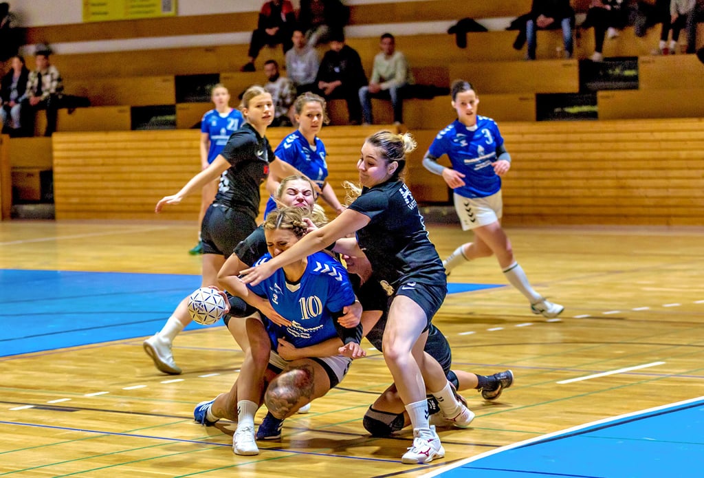 Die HBC-Frauen packen in der Abwehr kräftig zu - hier zum Leidwesen der BSG-Spielerin Lisa-Marie Möbes.
