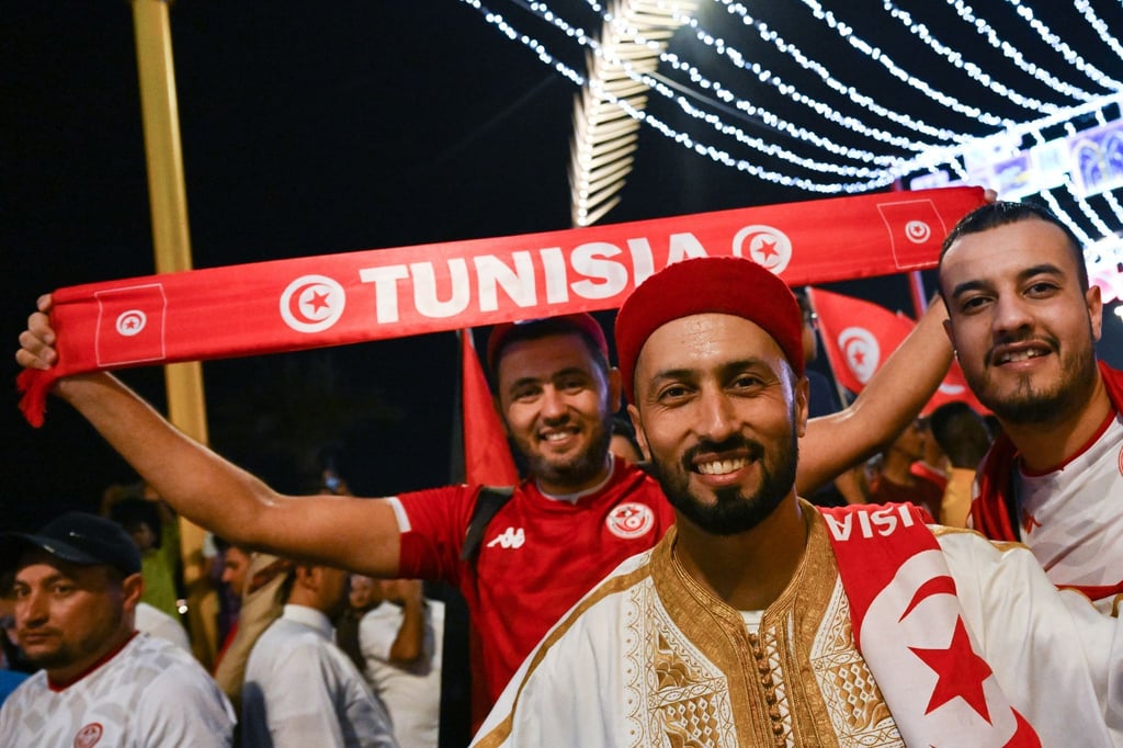 Tunesische Fußballfans unterstützen ihr Land bei der WM in Katar.