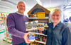 Imker Heiko Wesche bietet seinen Könneraner Honig mit besonderem Etikett im Geschäft von Cornelia Ebert am Platz des Friedens an. 