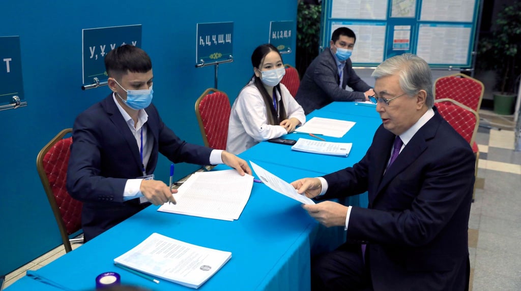 Präsident Kassym-Schomart Tokajew (r) vor der eigenen Stimmabgabe in Astana.