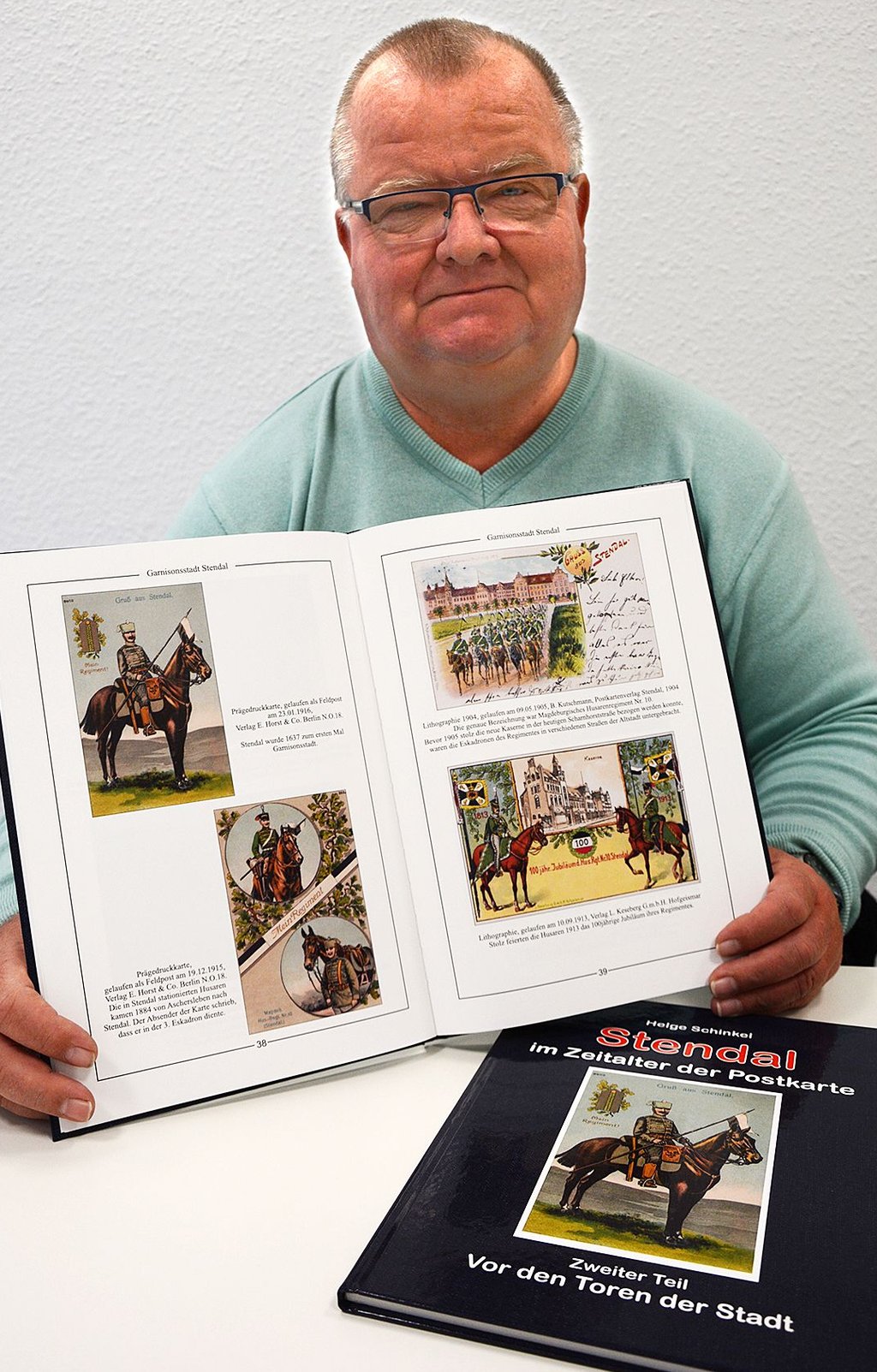 Im zweiten Teil von Helge Schinkels Buch „Stendal im Zeitalter der Postkarte“ sind auch die Husaren dabei.
