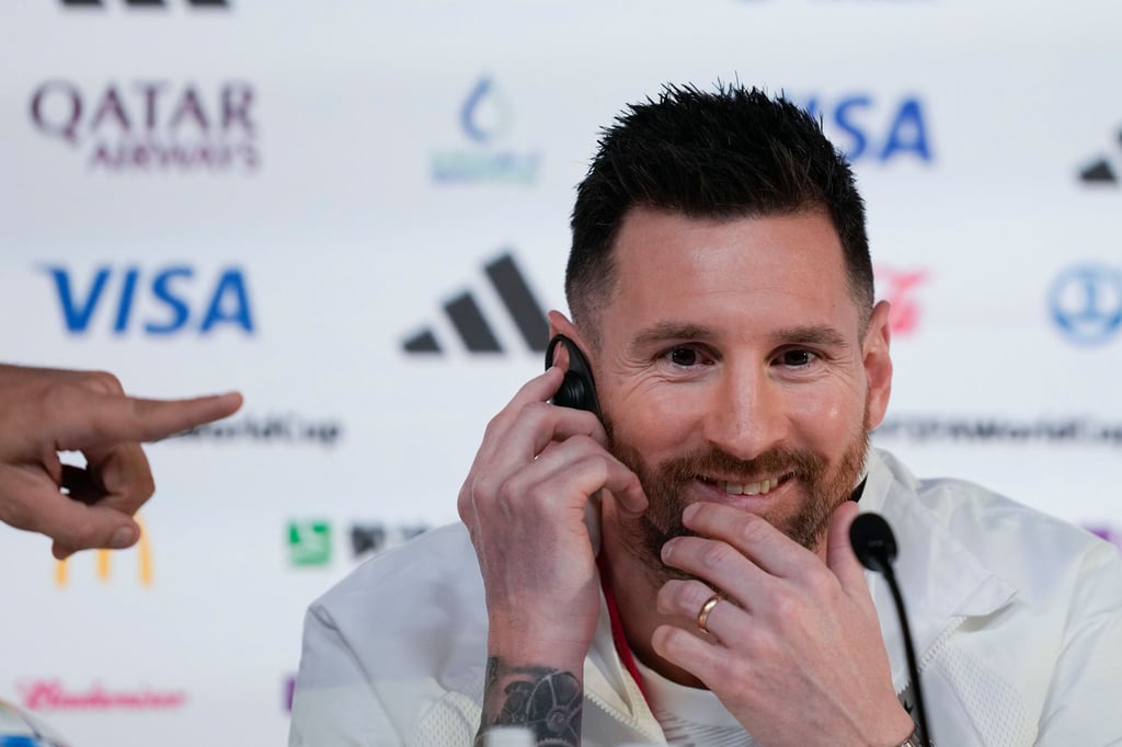 Der argentinische Nationalspieler Lionel Messi telefoniert bei einer Pressekonferenz.