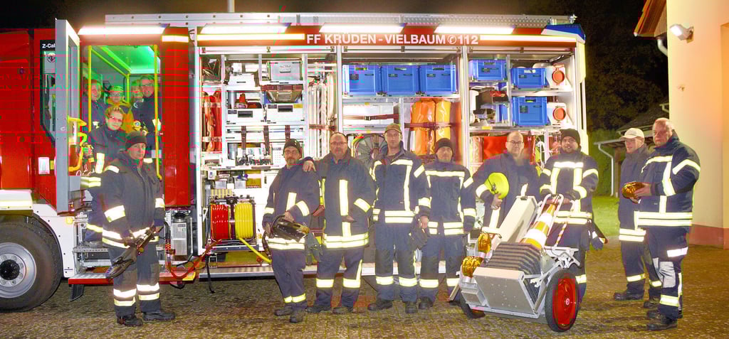 Auch mitten in der Woche sind die Dienstabende bei der Freiwilligen Feuerwehr Krüden-Vielbaum derzeit gut besucht. An die 30 Einsatzkräfte um Wehrleiter Lutz Mewes (r.) wollen das Wissen aufsaugen, das es braucht, um mit dem neuen Hilfeleistungsfahrzeug HLF 20 im Ernstfall klarzukommen.