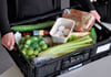 Eine gepackte Lebensmittel-Kiste mit Gemüse, Brot und Eiern der Tafel in Stendal