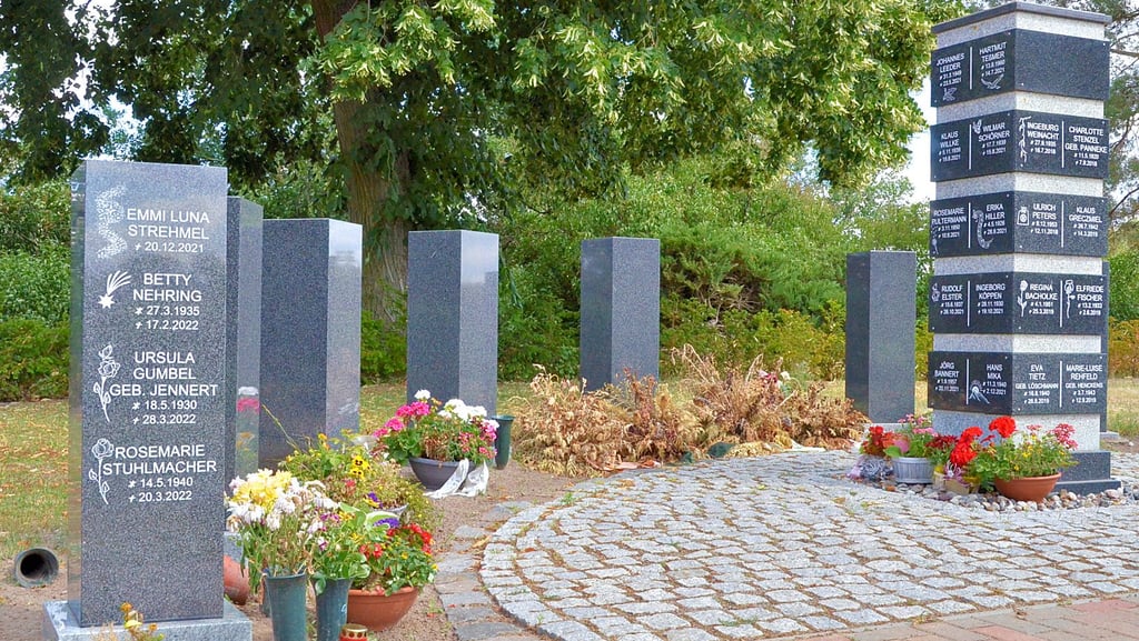 Das halbanonyme Gräberfeld auf dem Schönhauser Friedhof - auch hier waren vor kurzem noch vertrocknete Gestecke zu finden. Die große Stele rechts hatte Bernd Witt gesponsert.