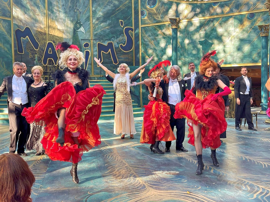 Farbenfroh und extrem unterhaltsam kam der Schönebecker Operettensommer 2022 daher. Auf der Waldbühne auf dem Bierer Berg wurde nach zweijähriger Corona-Pause „Die lustige Witwe“ gespielt.