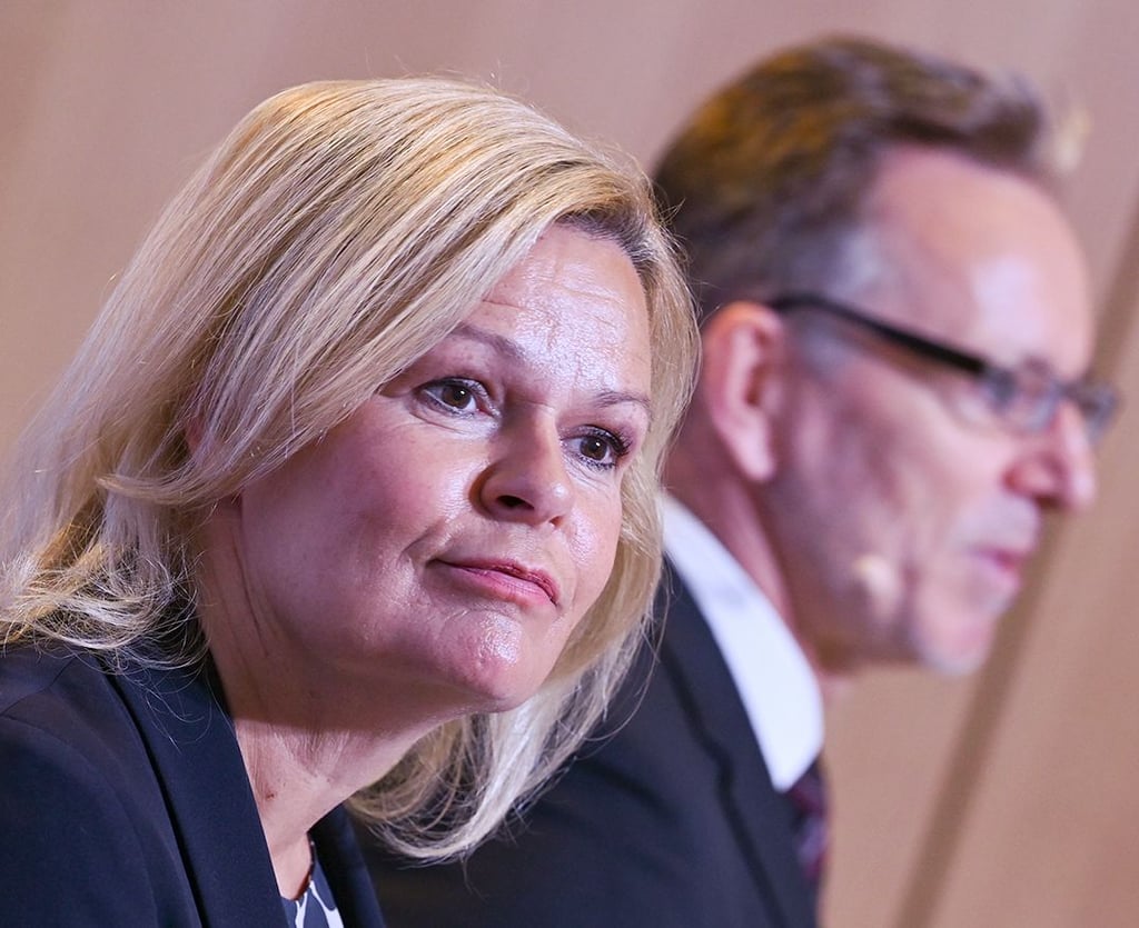 Bundesinnenministerin Nancy Faeser (SPD) und BKA-Präsident Holger Münch sprechen gestern auf der Herbsttagung des Bundeskriminalamts (BKA) in Wiesbaden auf der Pressekonferenz.