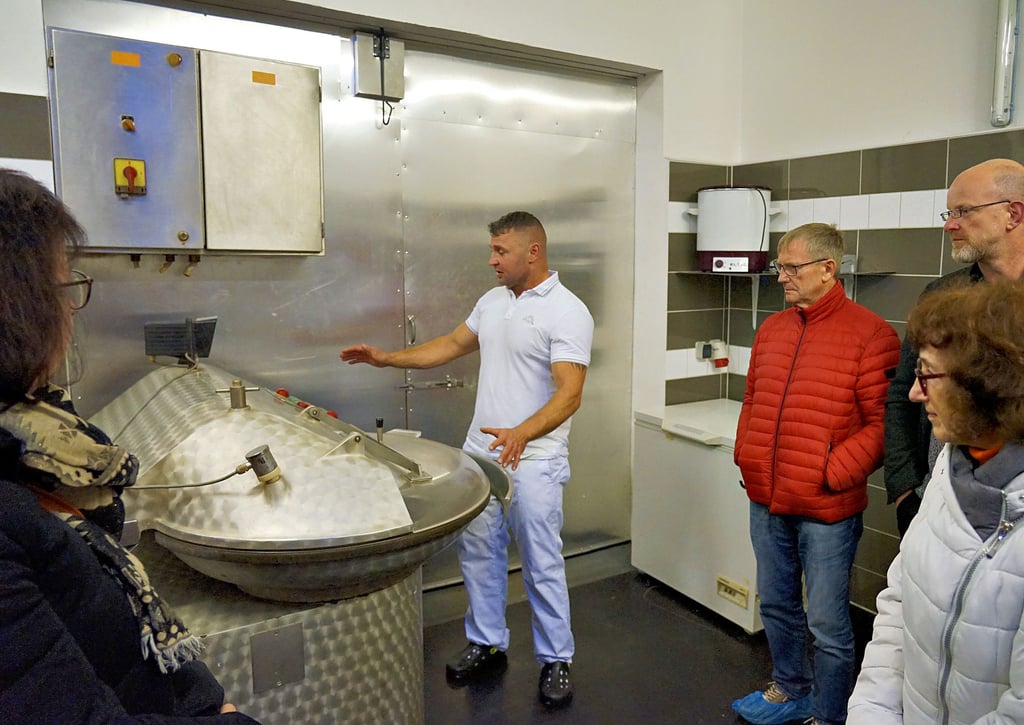 Michael Reis erklärt den Besuchern, wie das Fleisch vom Wild zu den verschiedenen Produkten verarbeitet wird.