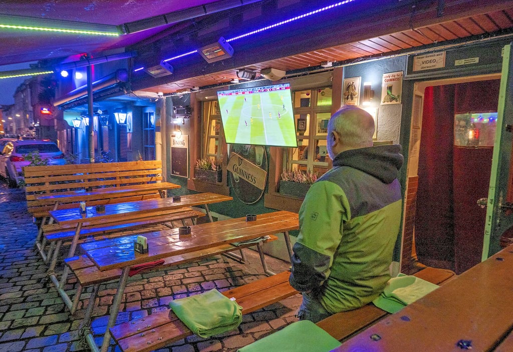 Während der Arbeitszeit dürfen die Spiele im Fernsehen zumeist nicht geschaut werden, schon gar nicht in einer Kneipe.