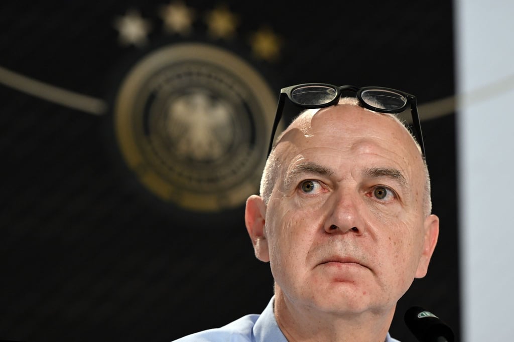 DFB-Präsident Bernd Neuendorf spricht auf einer Pressekonferenz.