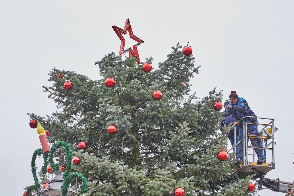 Der Weihnachtsbaum in Bernburg hat mit dem roten Stern eine neue Spitze bekommen.