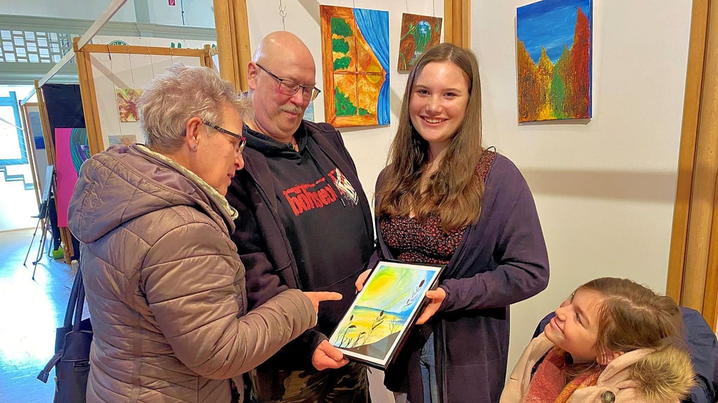 Laura Gräf war die jüngste Künstlerin, die an der Kunstausstellung teilgenommen hat. Ihre Grundschullehrerin, Beate Folk, ihr Opa Thomas Müller und ihre kleine Schwester Isabel (v. li.) schauen sich ihre Bilder genau an.
